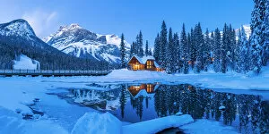 Images Dated 19th August 2019: Chalet in Winter, Emerald Lake, British Columbia, Canada