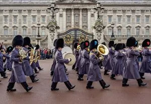 Images Dated 4th December 2017: Changing of the Guard at Buckingham Palace, London, England, United Kingdom