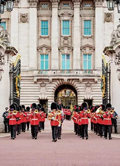 Images Dated 28th November 2022: Changing of the Guard at Buckingham Palace, London, England, United Kingdom