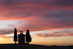 Images Dated 22nd December 2017: Chapel of Vitaleta at sunset, Val d Orcia, San Quirco d Orcia, Tuscany, Italy
