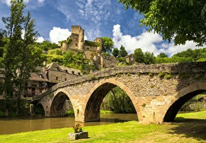 Chateaux Collection: Chateau Belcastel & 15th Century Bridge over Aveyron River, Belcastel, Occitanie, France