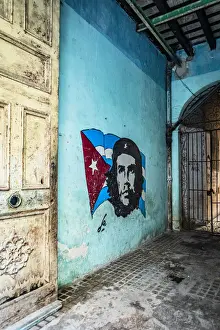 Che Guevara street art in an entrance of an old house in La Habana Vieja (Old Town)