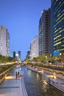 Images Dated 25th February 2020: Cheonggyecheon Stream at dusk, Seoul, South Korea