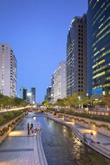 Images Dated 25th February 2020: Cheonggyecheon Stream at dusk, Seoul, South Korea