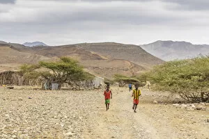 Horn Of Africa Collection: Children running in Melabday ethiopian village, Asso Bhole, Dallol, Danakil Depression