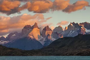 Images Dated 4th July 2013: Chile, Magallanes Region, Torres del Paine National Park, Lago Pehoe, dawn landscape