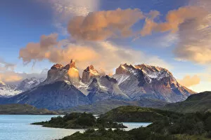 Images Dated 10th October 2014: Chile, Patagonia, Torres del Paine National Park (UNESCO Site), Lake Pehoe