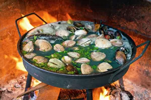 Fresh Gallery: Chilean dish named mariscos al disco on open fire, Valparaiso, Valparaiso Province