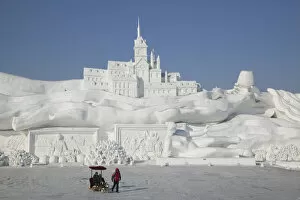 Images Dated 4th August 2008: China, Heilongjiang, Harbin, Ice and Snow Festival, Dog Sled Rides by Frozen Sun Island
