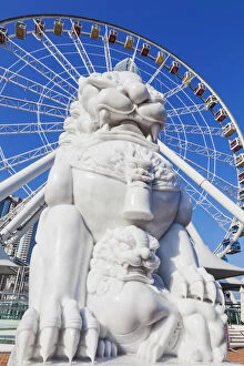 Images Dated 4th March 2016: China, Hong Kong, Central, Lion Statue and Hong Kong Observation Wheel