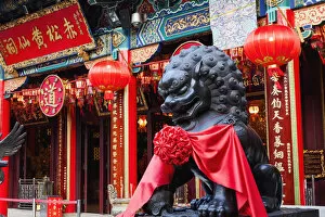 Images Dated 14th April 2014: China, Hong Kong, Kowloon, Wong Tai Sin Temple, Lion Statue
