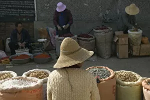 Images Dated 4th August 2008: China, Yunnan Province, Erhai Hu Lake Area, Xizhou, market, nut vendor