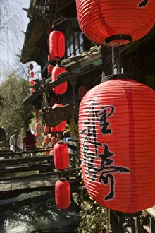 China, Yunnan Province, Lijiang, Old Town, Xinhua Jie Street, red lanterns outside