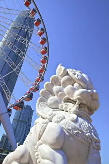 Images Dated 26th March 2018: Chinese Guardian Lion In Front Of The Hong Kong Observation Wheel And The International