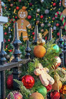 Images Dated 5th January 2023: Christmas decorations, Egerton House Hotel, Kensington, London, England, UK