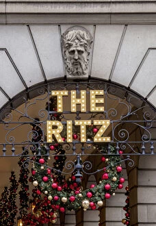 Images Dated 19th December 2017: Christmas Decorations, The Ritz Hotel, London, England, United Kingdom