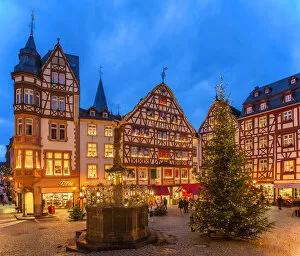 Images Dated 19th December 2018: Christmas market at Bernkastel-Kues, Rhineland-Palatinate, Germany
