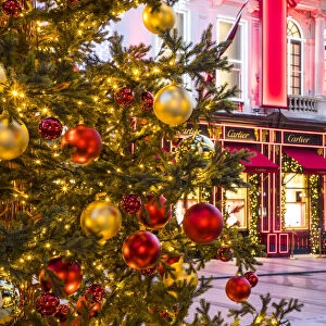 Shopping Gallery: Christmas tree & Cartier store, New Bond Street, London, England, UK