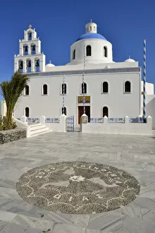 Images Dated 4th October 2013: Church on main square in town of Oia, Santorini, Kyclades, South Aegean, Greece, Europe