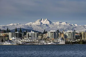 Images Dated 23rd March 2022: City skyline with snowy mountains of the Olympic peninsula on backdrop, Bremerton, Washington, USA