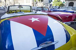 Images Dated 16th February 2015: Classic American car with the Cuban flag painted in its boot, Parque Central