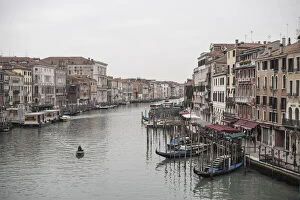 Images Dated 11th June 2021: Classic view of the Canal Grande from the Ponte di Rialto during a gloomy winter day