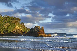 Rock Cliff Collection: Cliff landscape at sea - New Zealand, North Island, Northland, Whangarei, Matapouri