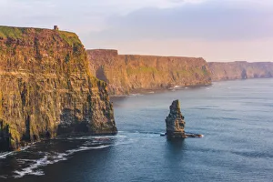 Images Dated 13th June 2017: Cliffs of Moher, County Clare, Munster province, Republic of Ireland, Europe