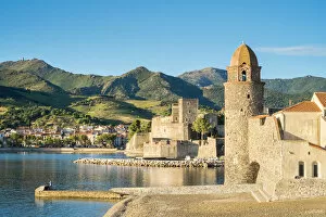 Images Dated 30th September 2013: Clocktower of Notre-Dame-des-Anges church and the ChAteau Royal de Collioure, Collioure