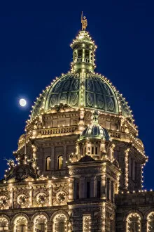 Images Dated 17th August 2016: Close-up night view over the dome of the British Columbia Parliament Buildings, Victoria