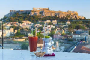Cocktail Bar Prints: Cocktails on rooftop bar and the Acropolis in the background, Athens, Greece