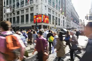 Commuters & shoppers in busy cental Manhattan, New York, USA