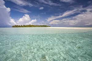 Images Dated 6th June 2018: Cook Islands, Aitutaki Atoll, Tropical island and beach