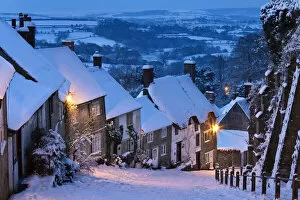 Seasons Gallery: Cottages on Gold Hill in winter snow, Shaftesbury, Dorset, England