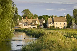 Images Dated 25th February 2015: Cottages near the River Coln at Fairford in the Cotswolds, Gloucestershire, England