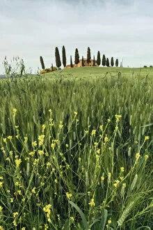 Images Dated 13th July 2020: Countryhouse near Pienza during a cloudy sunset in spring, Val d Orcia, Tuscany