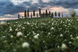 Images Dated 13th July 2020: Countryhouse near Pienza during a cloudy sunset in summer, Val d Orcia, Tuscany