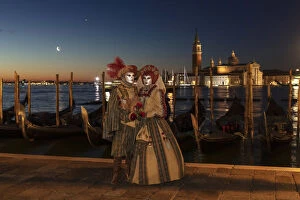 Images Dated 17th March 2020: A couple in costume during the Venice Carnival posing in front of Venice lagoon, Venice