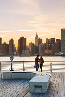 Images Dated 2nd February 2017: Couple enjoying the view of Manhattan from Gantry Plaza, New York, USA