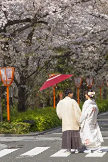 Clothing Prints: Couple in kimonos on Kiya-machi Dori, Kyoto, Kansai, Japan