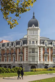 Couple Gallery: A couple walk past an old building in Central Madrid, Madrid, Comunidad de Madrid, Spain