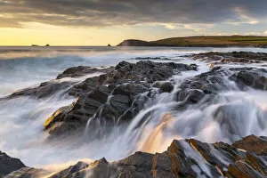 Images Dated 19th November 2020: Crashing waves over the rocky shores of BoobyaA┬ÇA┬Ös Bay at sunset on the North Cornwall