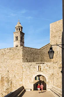 Croatia, Dalmatia, Dubrovnik, Old town, Dominican Monastery, Couple entering the Pila