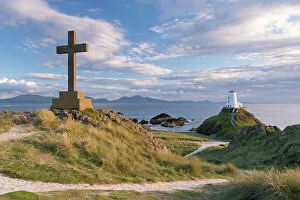 Images Dated 6th January 2015: Cross and lighthouse on Llanddwyn Island, Anglesey, Wales. Autumn (September)
