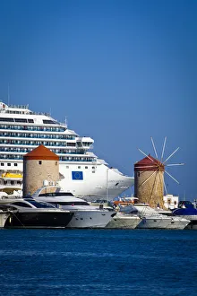 Cruise Ship & luxury boats in Mandraki Harbour, Rhodes Town, Rhodes, Greece