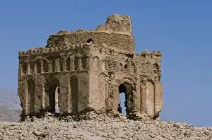 Moslem Gallery: The crumbling shrine of the holy lady
