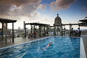Images Dated 23rd October 2012: Cuba, Havana, Havana Vieja, Hotel Saratoga, rooftop swimming pool