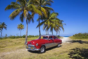 Cuba Gallery: Cuba, Varadero, 50s Buick car on Varadero beach