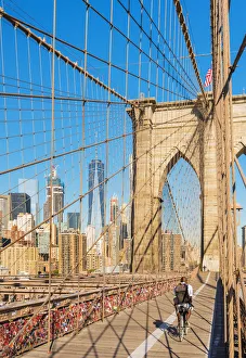 Images Dated 2nd February 2017: Cycling over the Brooklyn Bridge, New York, USA