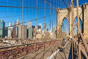 Cycling over the Brooklyn Bridge, New York, USA